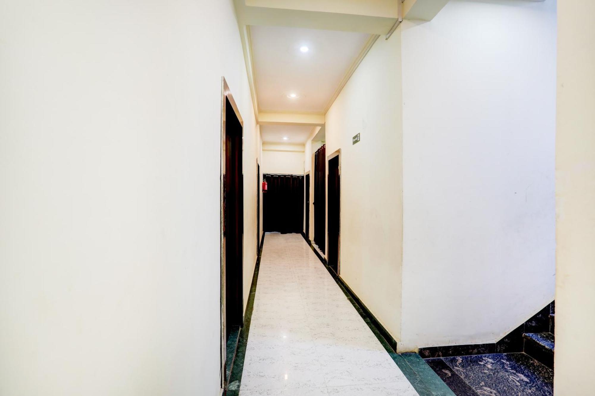 Super Hotel O Sankat Mochan Gandhi Nagar Kakarmatha エクステリア 写真